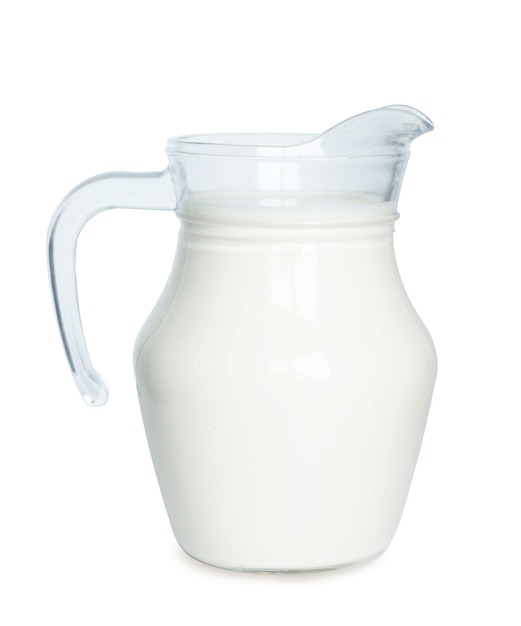 Lait entier naturel dans un pot isolé sur fond blanc.