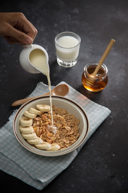 Le lait est versé en flocons avec de la banane