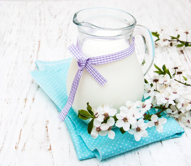 Lait et fleur de printemps