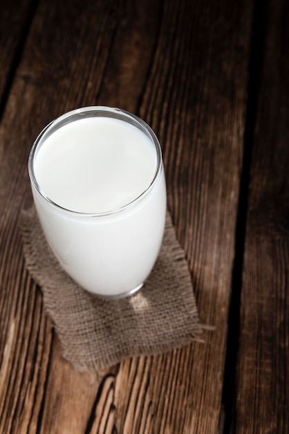 Lait sur un fond en bois foncé