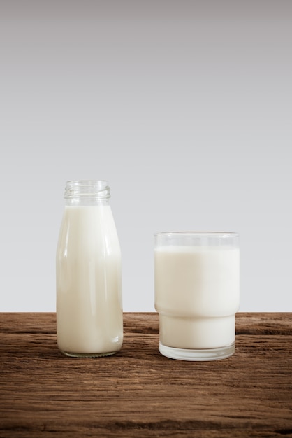 Lait frais en bouteille et verre