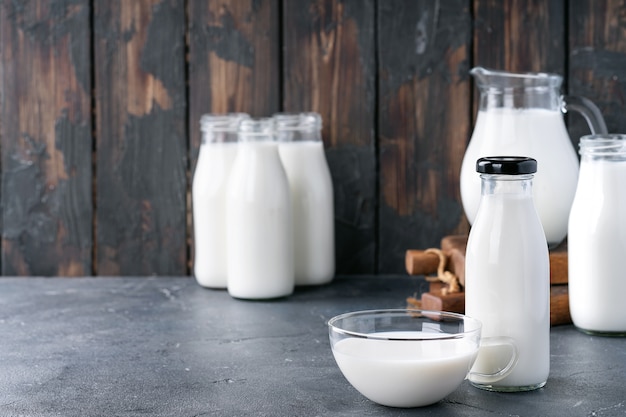 Lait frais dans différentes bouteilles de verre