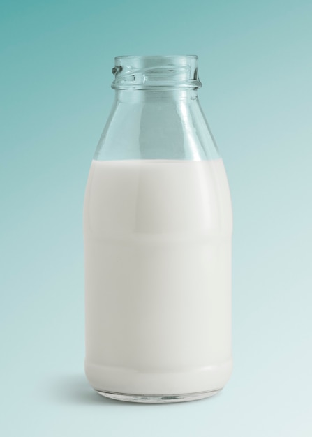 Lait frais dans une maquette de bouteille en verre