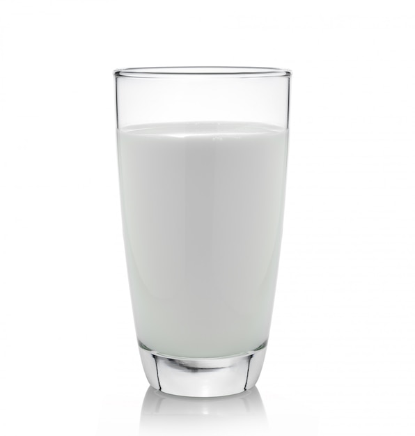 Lait frais dans le verre sur un espace blanc