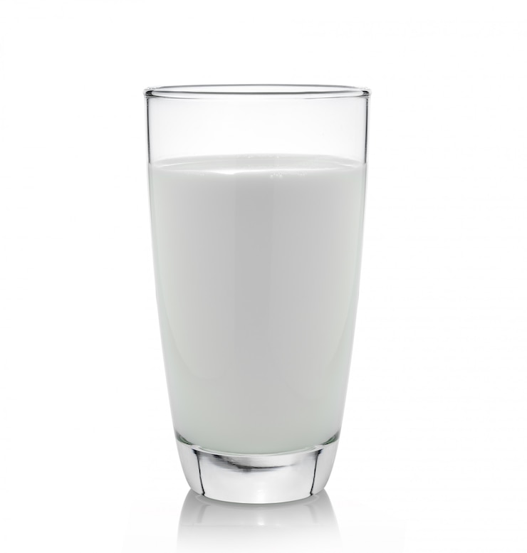 Photo lait frais dans le verre sur un espace blanc