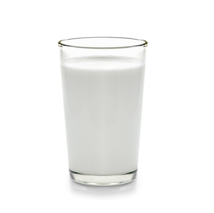 Photo lait frais dans le verre sur fond blanc
