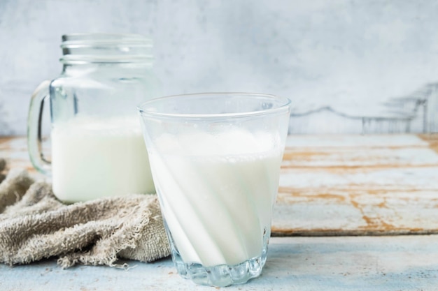 Lait frais dans un verre sur la table