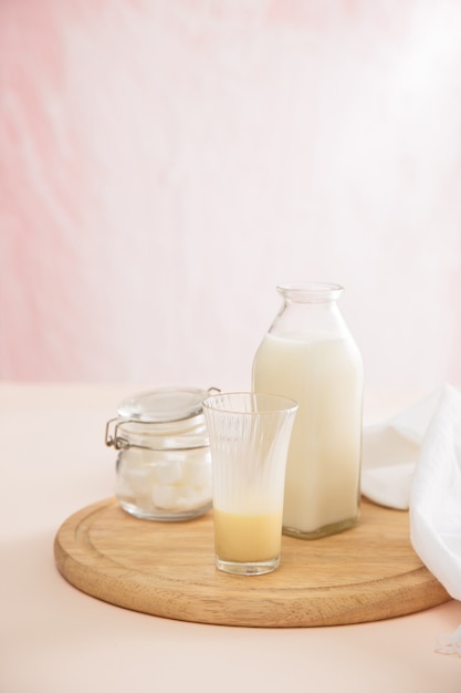 lait frais dans des verres avec des morceaux de sucre