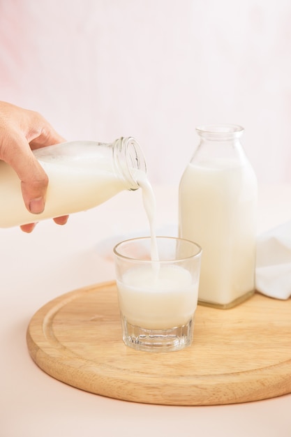 Lait frais dans des verres avec des morceaux de sucre