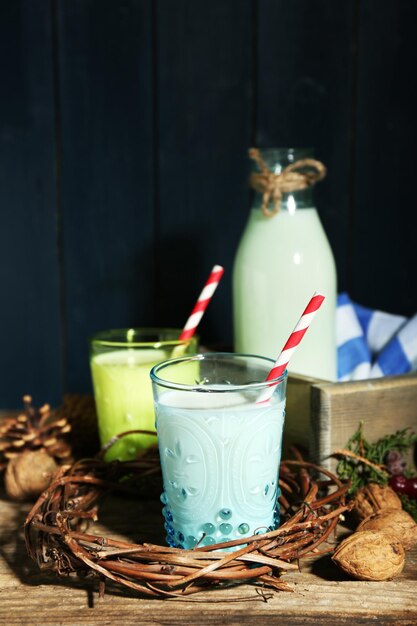 Le lait frais avec un décor naturel sur fond de bois