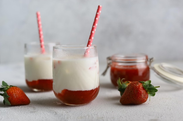 Lait de fraise coréen frais avec compote de fraises sur fond blanc brillant