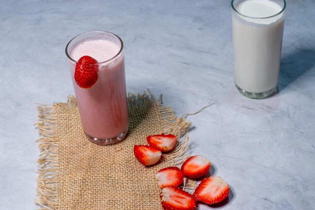 Lait de fraise frais dans un verre