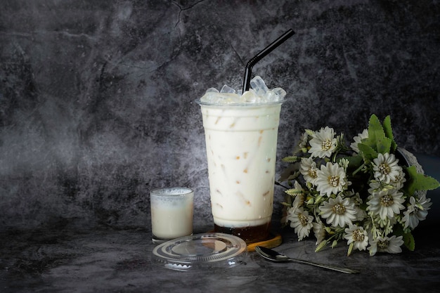 Lait glacé blanc avec de la glace