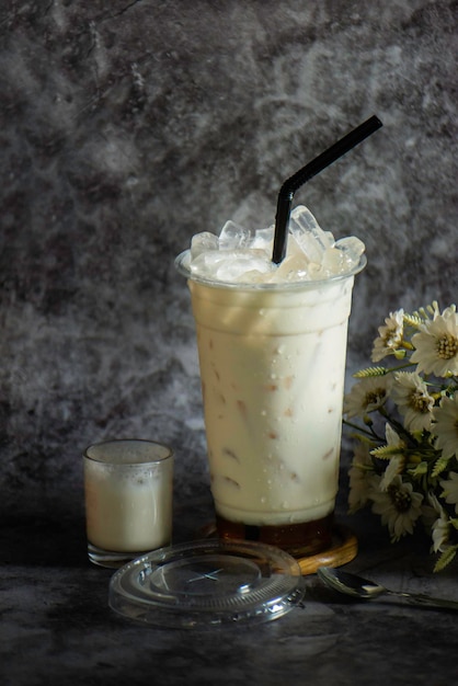 Lait glacé blanc avec de la glace