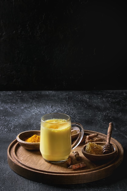 Lait de lait au curcuma doré