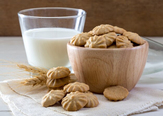 Lait laitier avec des biscuits faits maison sur fond blanc