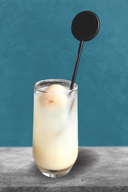 Le lait de litchi est glacé.