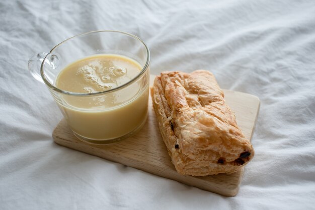 Lait de maïs avec pâte feuilletée.