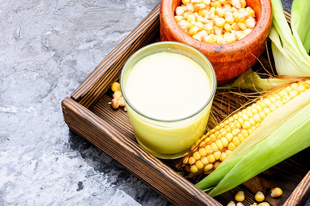 Lait de maïs en verre