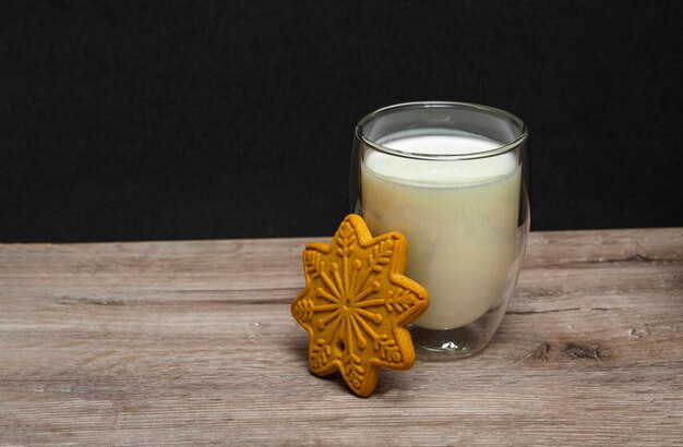 Lait de Noël et pain d'épice pour le Père Noël. Un grand verre de lait. Photo de boisson de Noël sur fond de bois. Gros plan