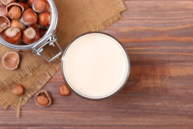 Lait de noisette sur la table lait végétal lait végétarien