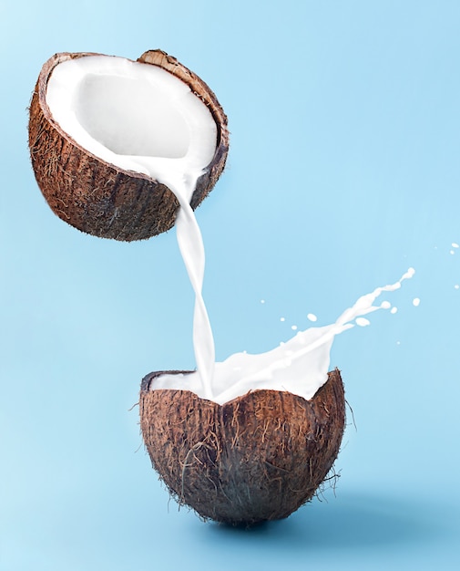 Lait de noix de coco dans la noix de coco avec éclaboussures.