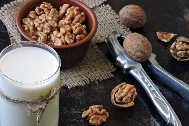 Lait de noix. Lait végétalien. Boissons céto. Régime céto.