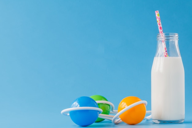 Lait ordinaire dans un pot à lait en verre avec une paille