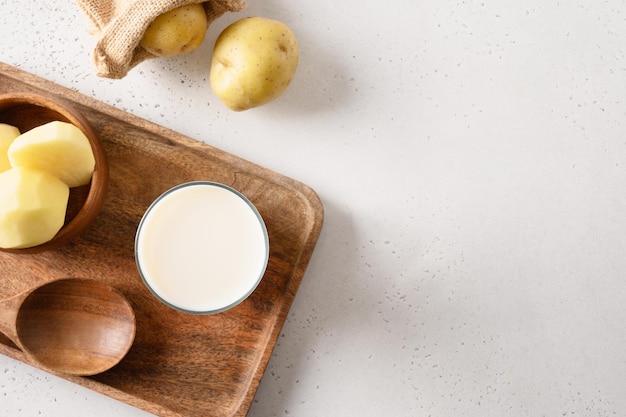 Photo lait de pomme de terre végétalien dans un aliment d'allaitement à base de plantes en verre