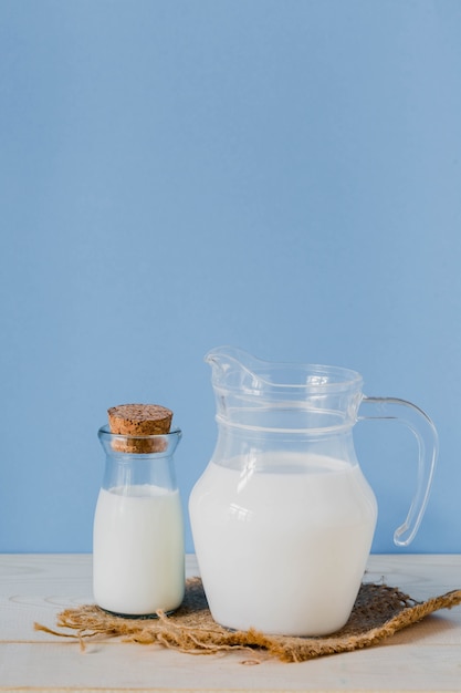 Lait en pot avec fond bleu