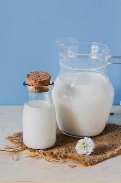 Lait en pot avec fond bleu