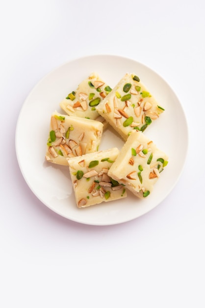 Lait en poudre barfi également connu sous le nom de Mava burfi blanc Khoya burfi ou Barfee Indian Sweet food