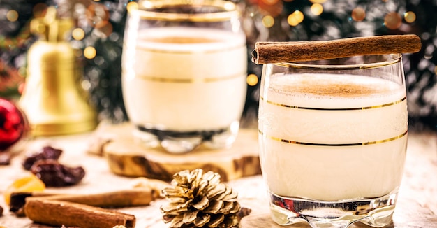 Lait de poule chaud typique de Noël fabriqué à la maison dans le monde entier à base d'œufs et d'alcool appelé lait de poule Auld Man39s milk milk and pisco momo cola coquito ou Creme de Vie ou Eierlikor