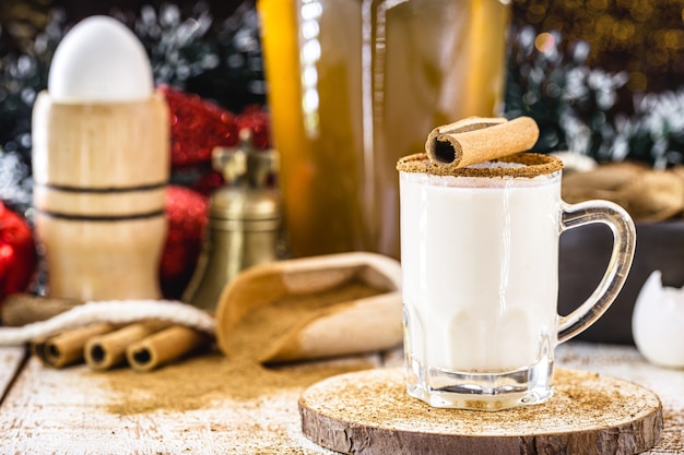 Photo lait de poule chaud typique de noël, fait à la maison partout dans le monde, à base d'œufs et d'alcool