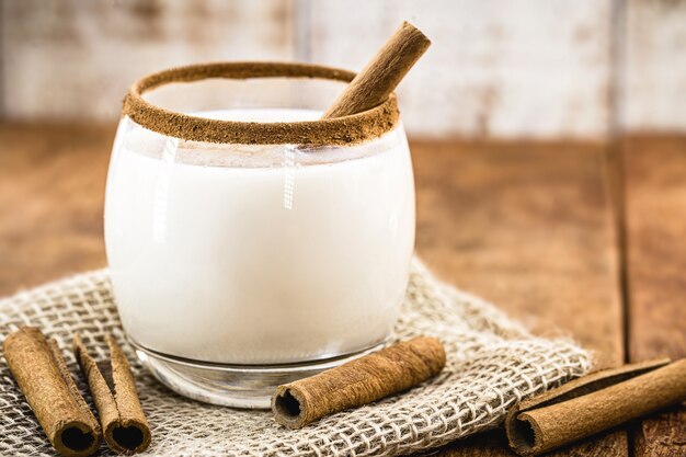 Lait de poule chaud typique de Noël, fait à la maison partout dans le monde, à base d'œufs et d'alcool