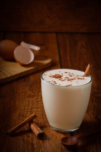 Lait de poule fait maison à la cannelle