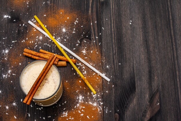 Lait de poule d'hiver traditionnel avec du lait, du rhum et de la cannelle, saupoudrer de muscade râpée.