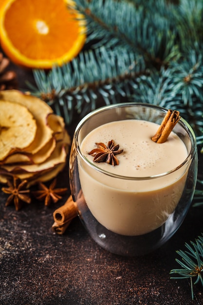 Lait de poule de Noël dans un verre à fond de Noël.