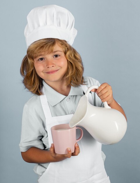 Lait pour les enfants cuisine enfants chef enfant garçon faire des légumes frais pour une alimentation saine portrait de litt