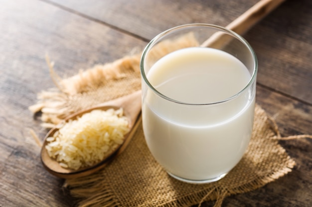 Lait de riz en verre sur une table en bois.