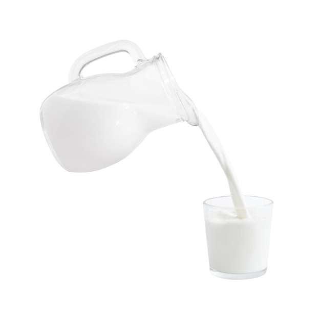 Lait s'écoulant de la cruche dans le verre. Produit laitier isolé sur fond blanc