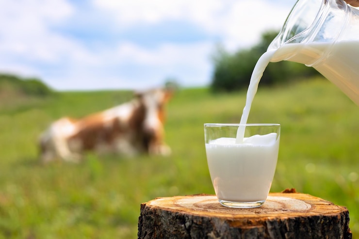 Photo le lait se versant dans le verre.