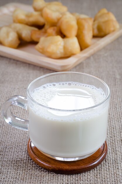 Lait de soja avec du pain de pain frit