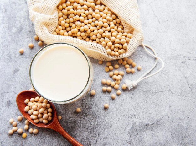 Photo le lait de soja et le lait de soja sur la table - un produit végétal sain