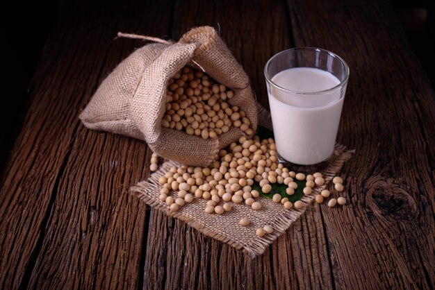 Lait de soja et de soja sur fond en bois