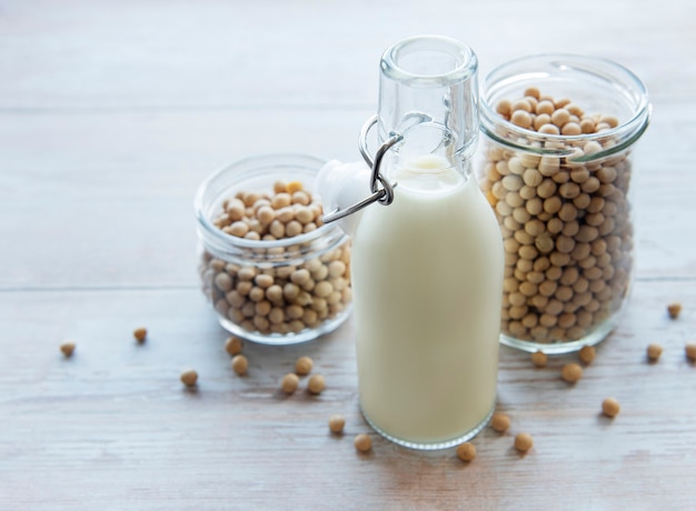 Lait de soja et soja sur la table produit végétal sain