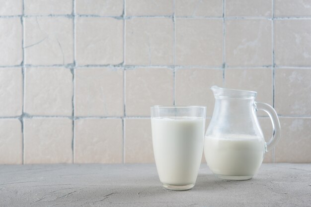 Lait sur la table de la cuisine