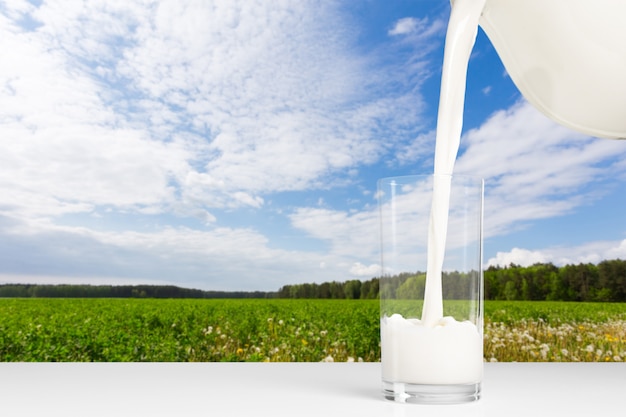 Lait sur une table avec une surface naturelle