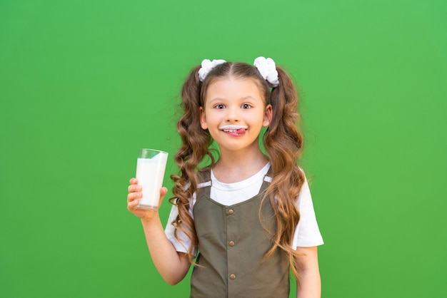Le lait d'un verre est resté sur les lèvres de l'enfant produits laitiers pour le petit déjeuner Un cocktail nutritif pour les enfants