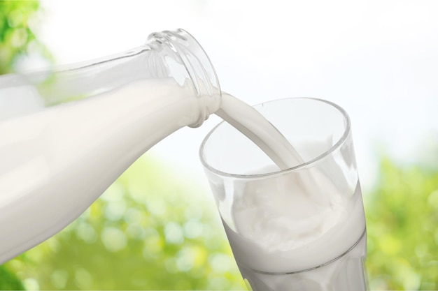 Lait versé dans le verre